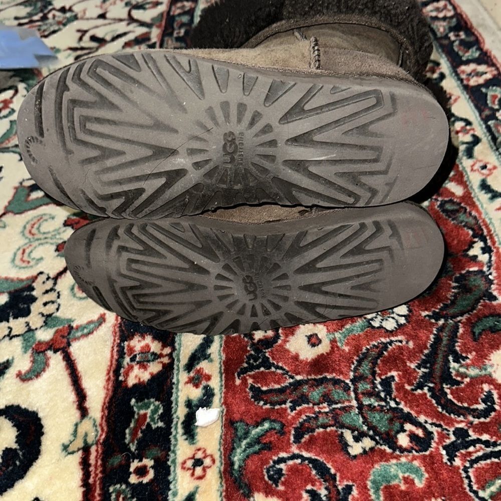 Ugg Size 7 - image 5